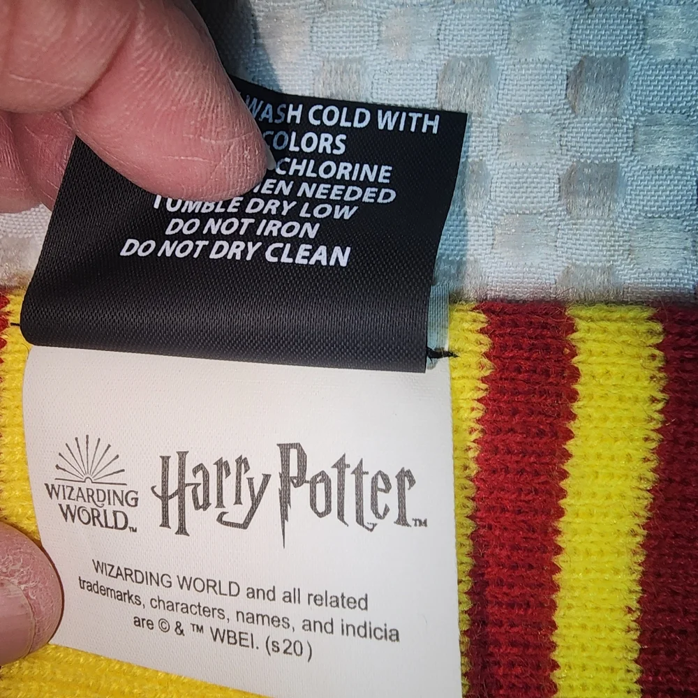 HARRY POTTER NWOT GRYFFINDOR LONG KNITTED SCARF FRINGES